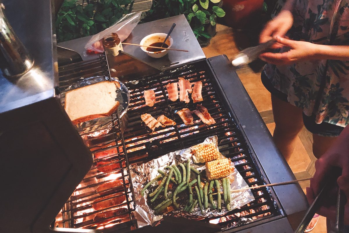民宿庭院 BBQ 烤肉場景
