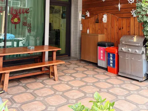 美夢成真的烤肉區在一樓前庭，烤爐旁邊就是戶外用餐長桌與長凳