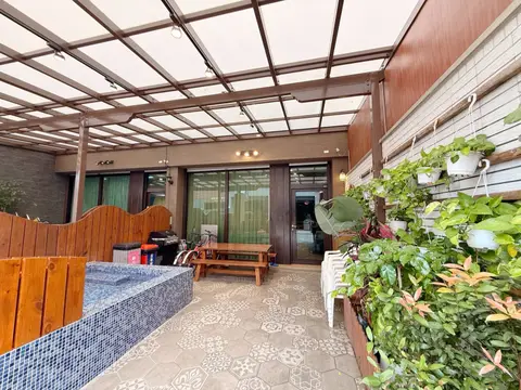心想事成的一樓騎樓庭院，戲水池與用餐長桌在同一個有頂空間，中間沒有隔間